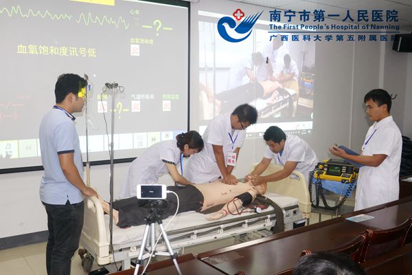 团队模拟抢救.jpg