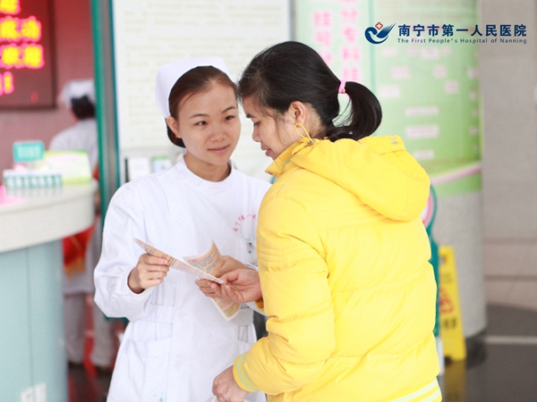 2.图为志愿者为病友发放健康宣传资料.jpg