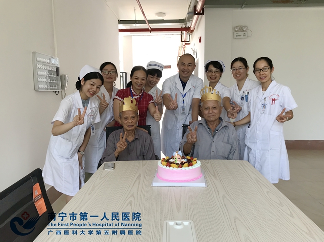 2019年9月24日,大塘养老中心为老人准备了蛋糕庆祝.jpg