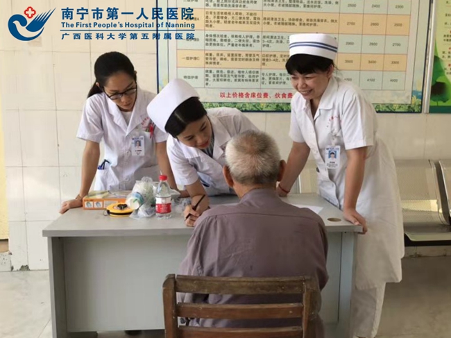 2019年9月24日,南宁市第一人民医院专家为入住的老人进行能力评估.jpg