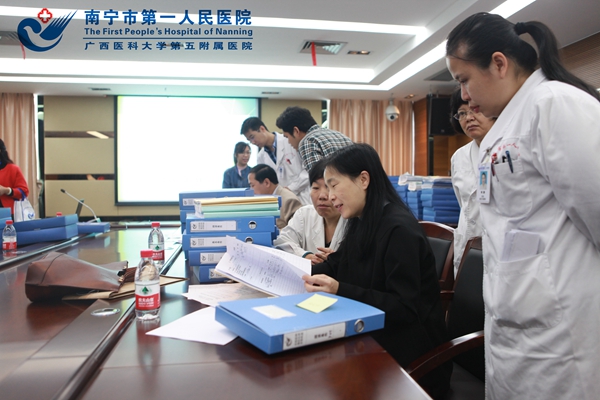 科教部、住培办及住培基地秘书核对台账材料.jpg