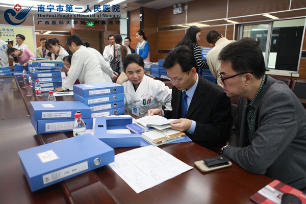 科教部、住培办及住培基地秘书核对台账材料2.jpg