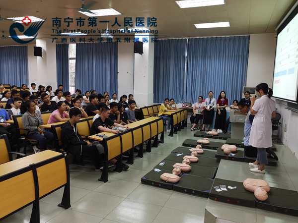 图为我支部党员在为同学们讲解实施心肺复苏术的要领-陆新凤供图.jpg