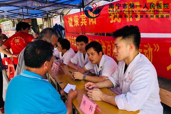 图2.我院驻点医师积极解答前来咨询的居民.jpg