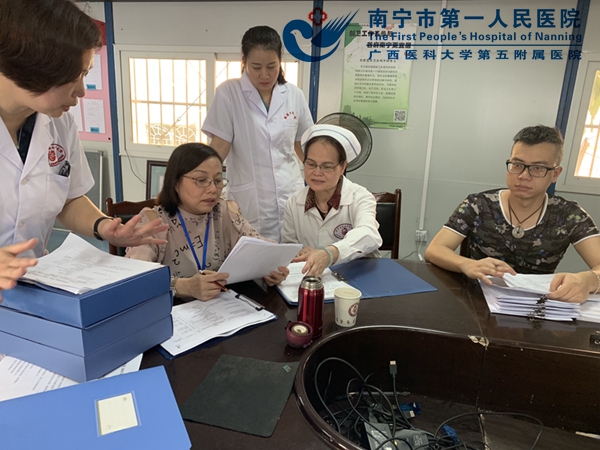 2019-04-09我院质量与安全管理委员办公室顾问李家萱主任受邀到南宁南国妇产医院指导执业校验工作.jpg