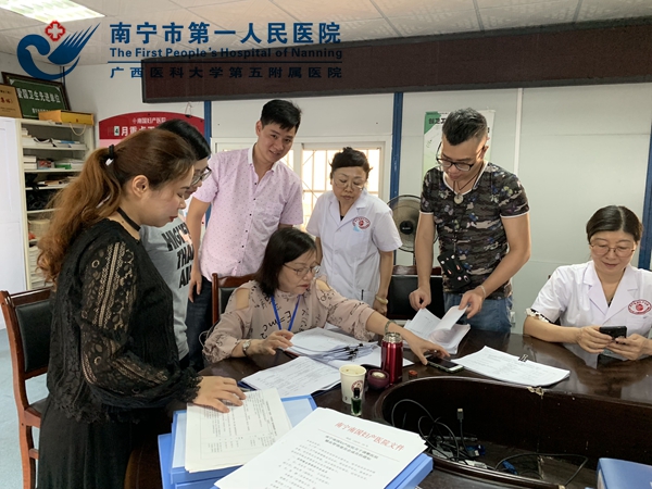 2019-04-09我院质量与安全管理委员办公室顾问李家萱主任受邀到南宁南国妇产医院指导执业校验工作2.jpg