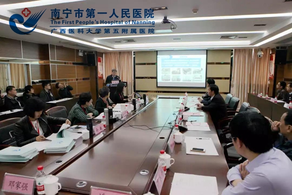 我院韦金儒院长为现场专家做工作汇报.jpg