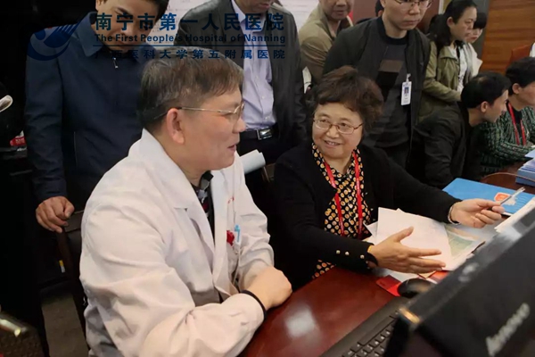 专家组在我院核查我院申报胸痛中心的原始资料.jpg