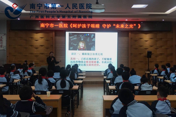图为唐彦慧副主任医师在给孩子们讲课.jpg