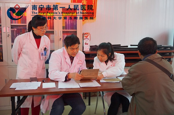 图2 市一精神科韦盛中主任正在查看患者病历资料 (2).jpg