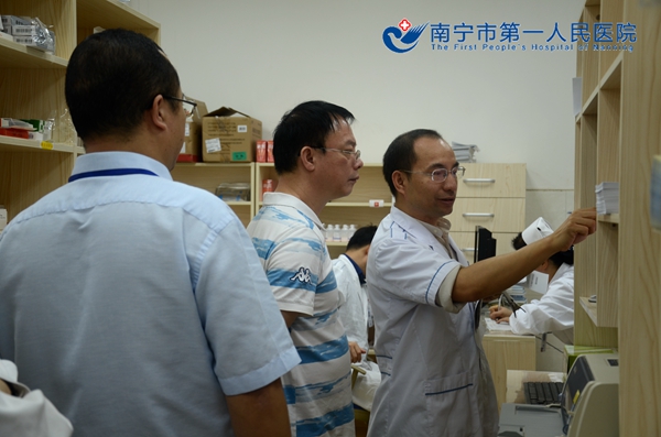 2015-11-18负责人现场讲解药品信息系统使用情况.jpg