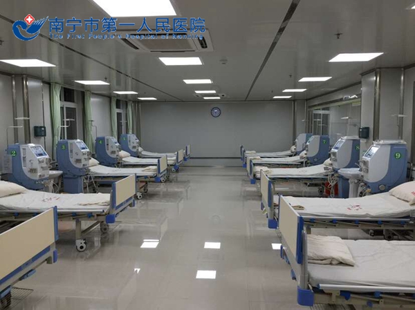 1.图为宽敞明亮的血液净化室.jpg
