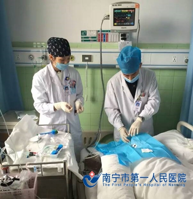 图为赵医生(右)在进行心脏起搏器植入术准备.jpg