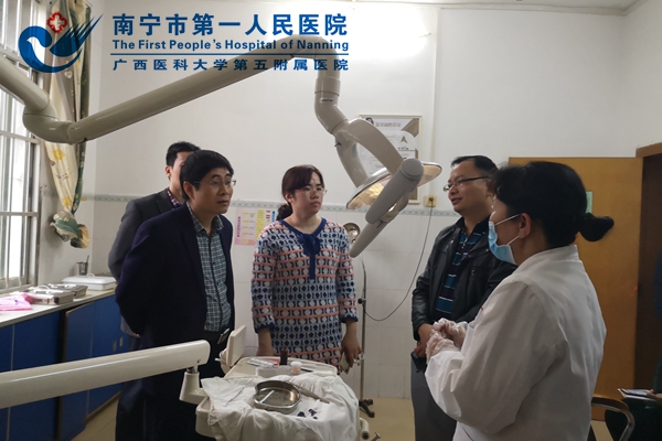 20190313我院黄岳院长助理在兴宁区五塘镇中心卫生院医技科室具体指导.jpg