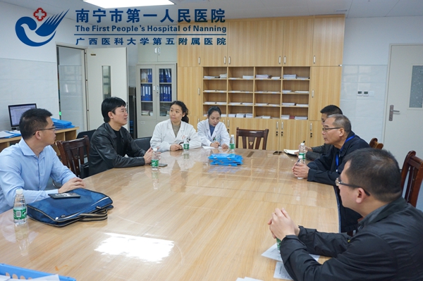 2.图为我院领导在神经内科进行交流.jpg