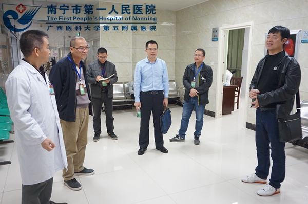 3.图为我院领导实地走访医技科室.jpg