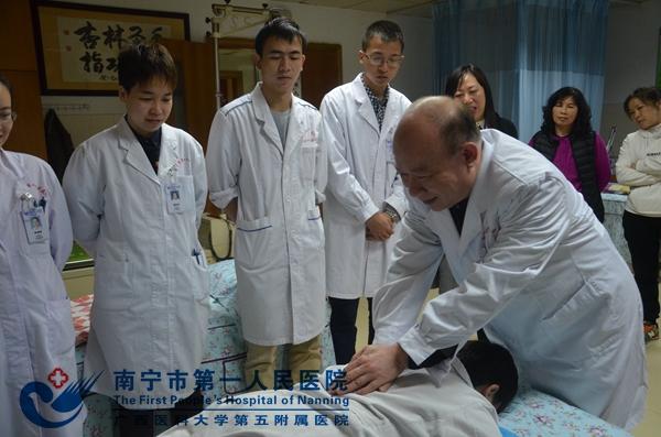 图1:现场进行康复技术操作.jpg