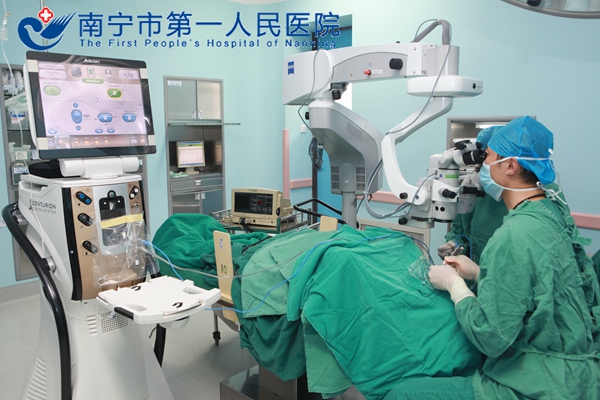 眼科凌宇副主任在使用广西首台蔡司Resight系统设备为眼病患者进行手术治疗.JPG
