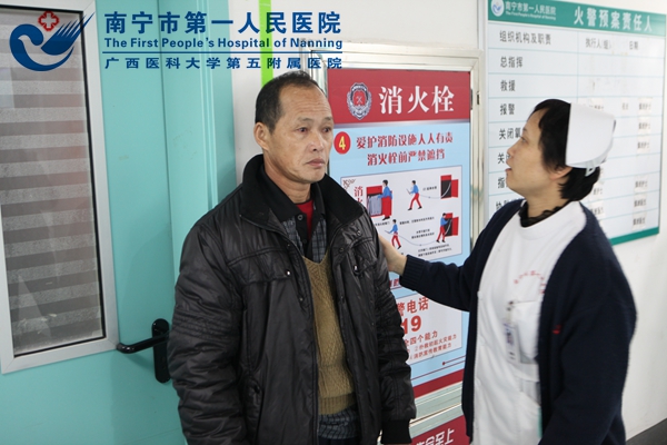 图为:南宁市第一人民医院眼科护士正在为贫困户蓝忠明检查.JPG