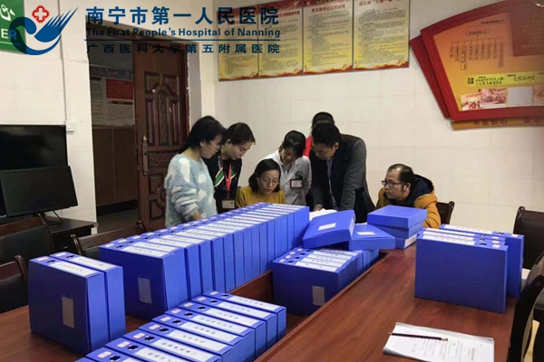 李家萱部长在审核资料.jpg