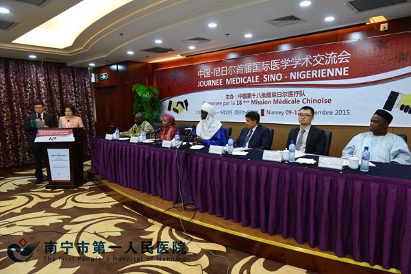 图1.李新萍队长主持开幕式.JPG