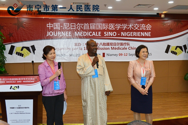 图2.马拉迪中心医院院长博嘎里正在与学员们互动交流.jpg