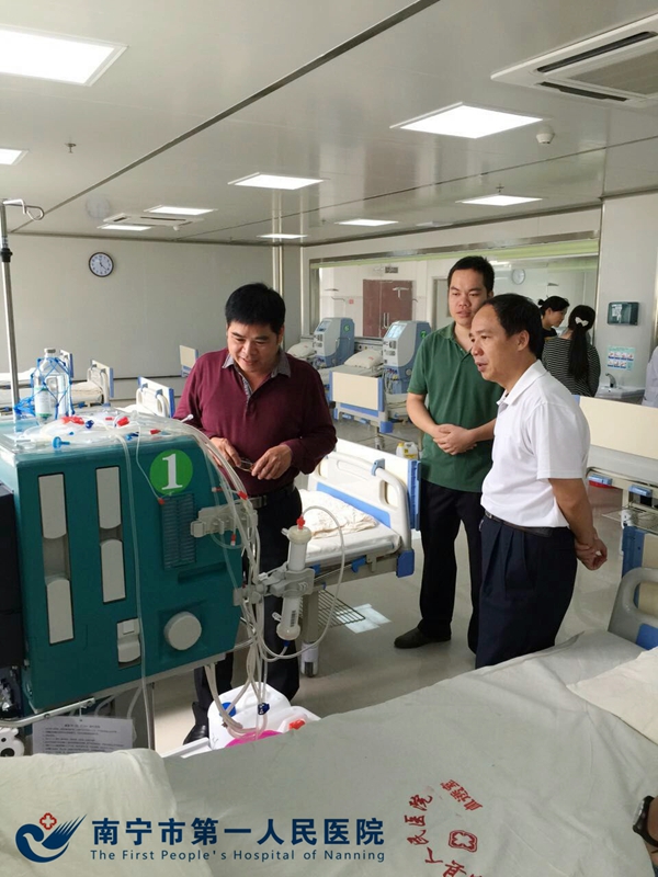 石宏斌主任在进行技术指导.jpg