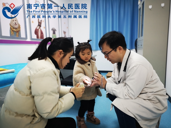 图2:患儿检查.jpg