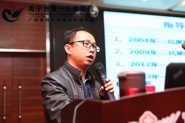 图2.蓝晓步副主任药师进行专题讲座.jpg