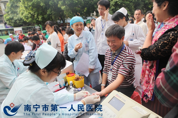 2.医务人员积极献血.JPG