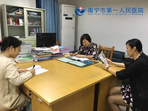 1.图为医院行政人员学习《手册》.jpg