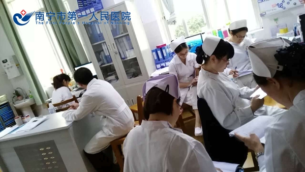 2.图为医务人员学习《手册》.jpg