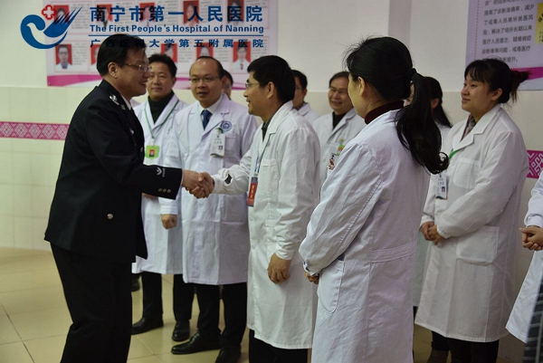 国家司法部戒毒管理局局长曹学军与我院黄岳院长助理亲切交流,对我院支持和帮助戒毒医疗工作表示感谢.jpg