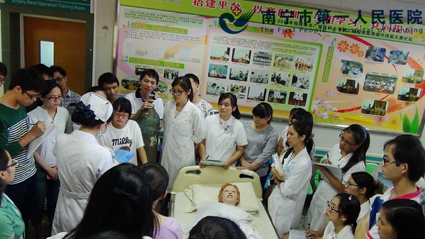 护理韦振霖老师在指导护理操作培训.jpg