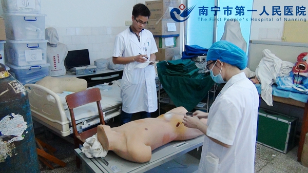 外科韦永桃老师在进行消毒铺巾考核.jpg
