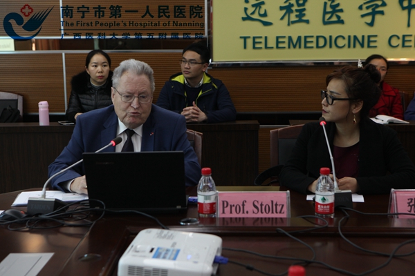 2.图为法国教授发言.jpg