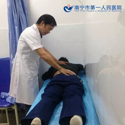 黄宗贵副院长在给病人诊治.jpg