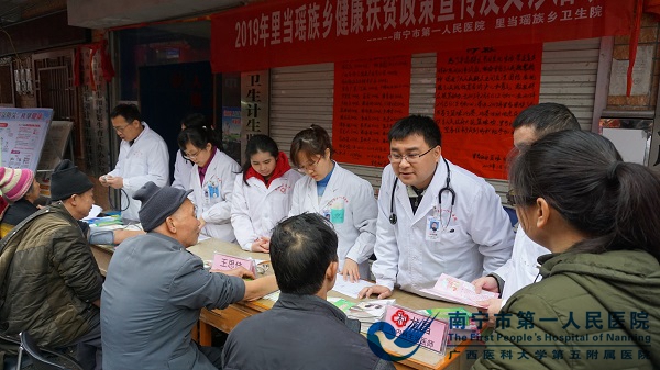 图为:市一利昌医生向群众讲解高血压保健知识_副本.jpg