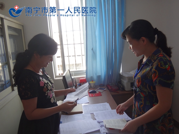 市卫计委考核小组在我院督查考核,财务科积极迎检.JPG