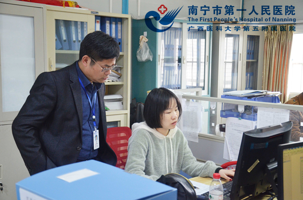 图2:检查人员查阅病历.jpg