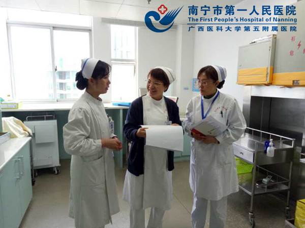 陈国英副主任进行护理安全工作指导2.jpg