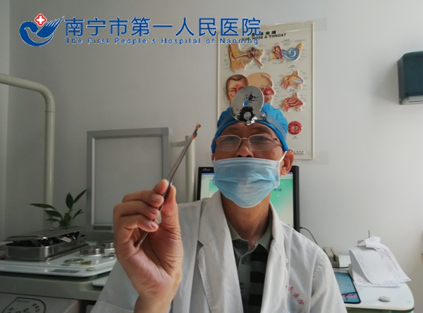 我院医生为患者取出异物1.jpg