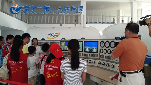 秦主任介绍高压氧微机操控台.jpg