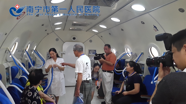 秦主任在氧舱内介绍舱内设备并讲解治疗过程.jpg