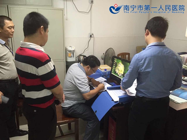 督查人员查阅了相关台帐资料2.jpg