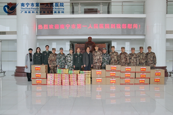 1.慰问组向部队赠送春节慰问品.jpg