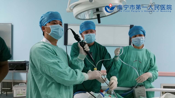 ICU、麻醉科、呼吸内科联手为危重病人进行气道异物清除.jpg