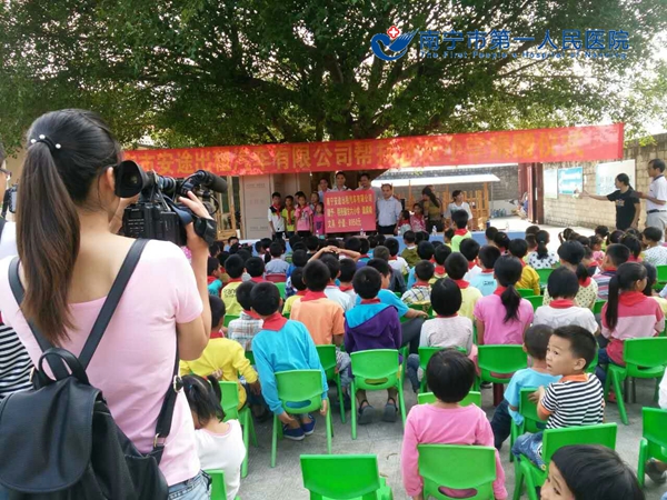 2015年10月23日南宁安途出租汽车有限公司领导到甘六村小学开展活动现场照片.jpg