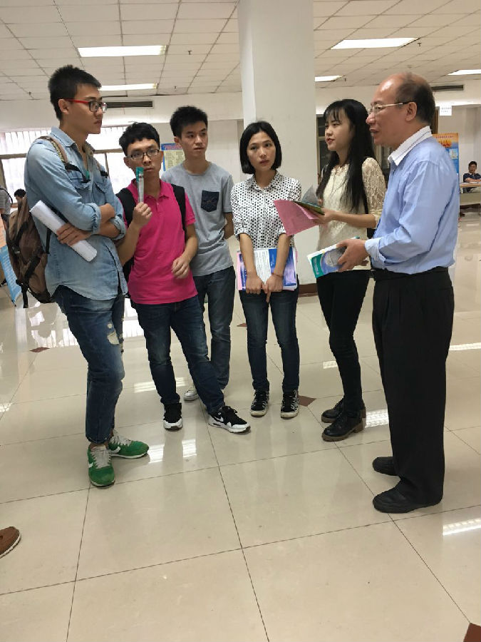 2.重庆招聘会,吴曙粤副院长和同学们交流.jpg