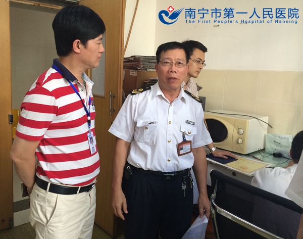 1.图为我院医务部部长陪同检查.jpg